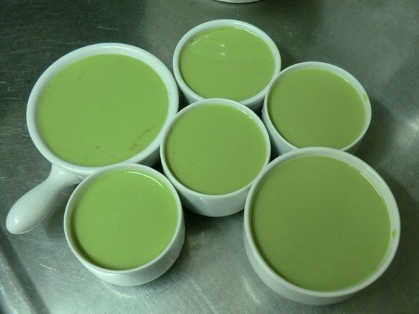 1、將調好的布丁液慢慢倒入，布丁液詳細做法請參考：http://icook.tw/recipes/14755。
2、因為好朋友及紅豆已經有甜了，所以這次糖包只加1包。
3、用電鍋蒸熟即可完成!!(蒸的時候鍋蓋要開一個洞)