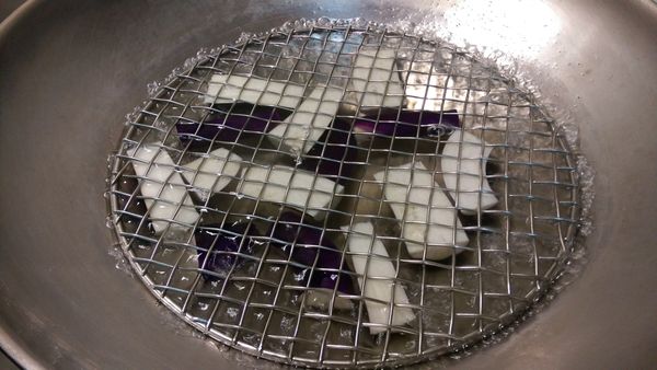 燒一鍋沸騰的水加入鹽，醋，油，茄子對切，立即放入，並蓋上鍋蓋大火煮2分鐘即!
茄子也可不切，會比較能保留住甜味喔！