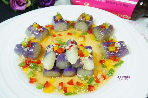 調好醬汁。。擺上盤。。多添加點蔬菜再淋上醬汁。。繽紛又開胃喔!