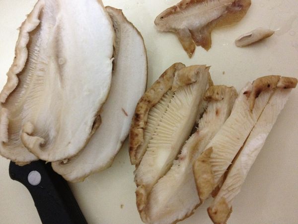 香菇洗乾乾淨，也是切塊