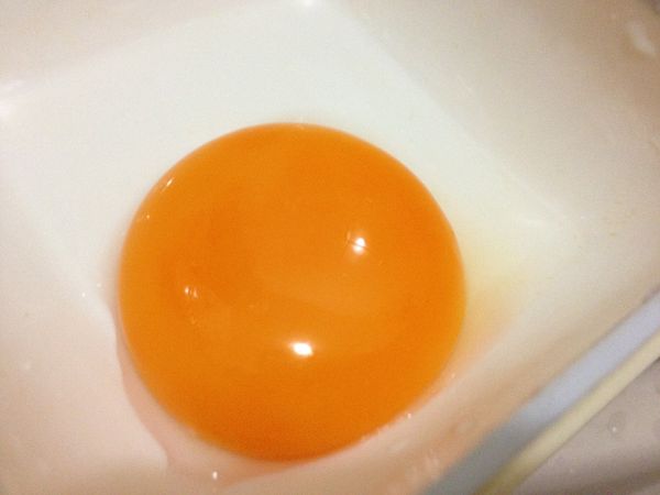 把土雞蛋黃與蛋白分離，留下蛋黃