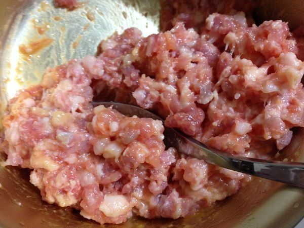 絞肉出場，把蛋黃放入攪拌到都有拌到蛋黃（取代地瓜粉）