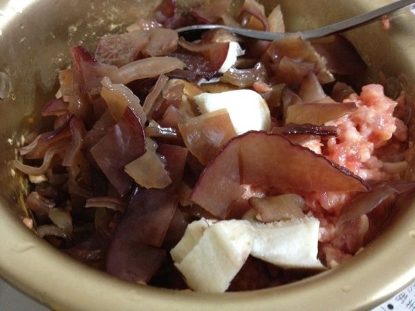 加入黑木耳、香菇，繼續拌