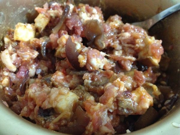 絞肉、香菇、黑木耳均勻拌了麻辣醬為止