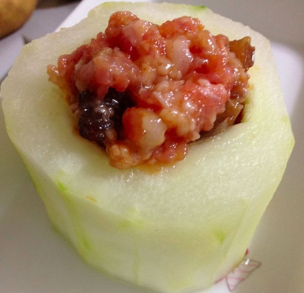 裝填，把材料塞入大黃瓜中，可以高於大黃瓜