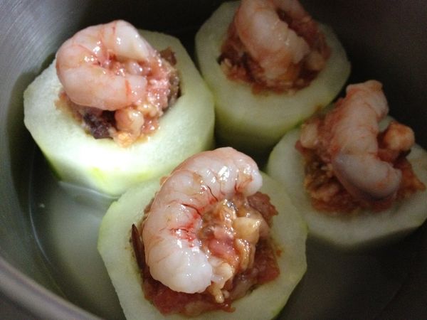 放入電鍋，把剛剛準備好的干貝湯頭淋入，約半滿即可。