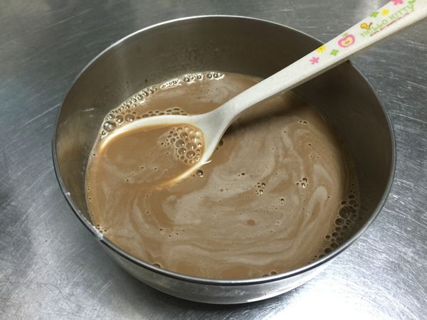 黑糖過篩，先和溫鮮奶攪拌至融化