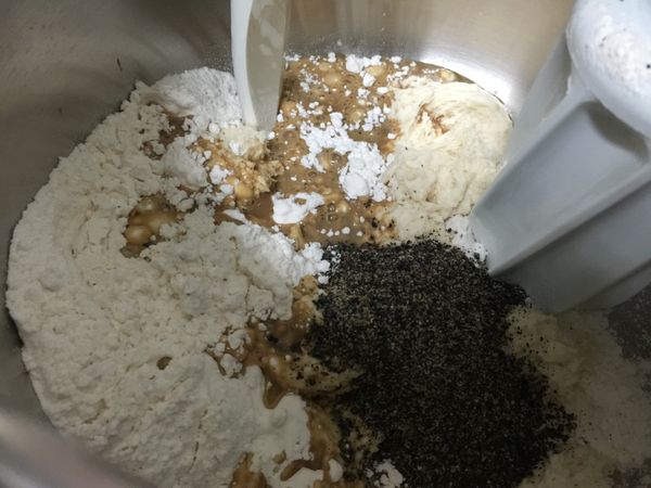 【老麵】撕小塊，加入所有[芝麻麵團食材]攪拌至光滑麵團