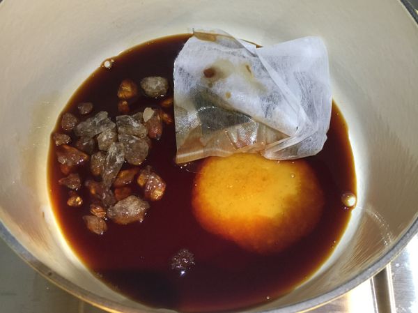 滷包內容： 八角， 肉桂， 小茴香， 日月潭紅茶
一大匙蜂蜜，半碗原色冰糖，一碗松露醬油