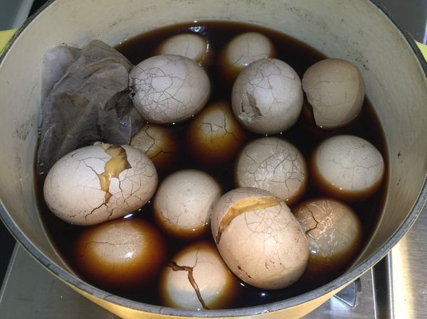 加入4碗水，用爐心火+鑄鐵鍋煮一小時。 中間要拿個湯勺稍微敲一下蛋殼。 煮一小時，但是要泡1天～少了這個會不夠入味喔：）