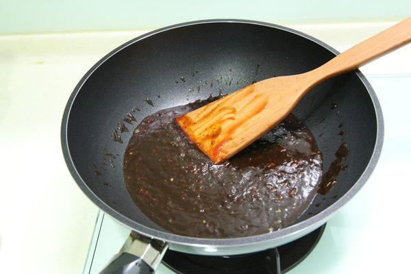 先把醬汁炒過,可以加入蒜,蔥,洋蔥調味...