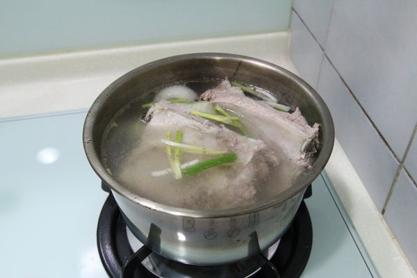 把豬肋排放入高湯燙熟...