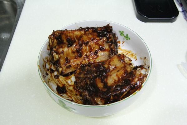 把醬汁塗在豬肋排上,放入冰箱醃漬一天,一定要醃才會好吃..