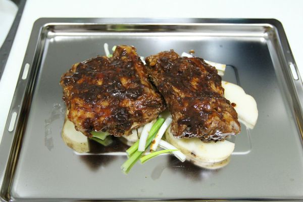 放入烤箱前底部可以放一些蔬菜增加風味...
烤箱預熱220度,烤十分鐘後,反面,再塗烤肉醬,再烤十分鐘即可...