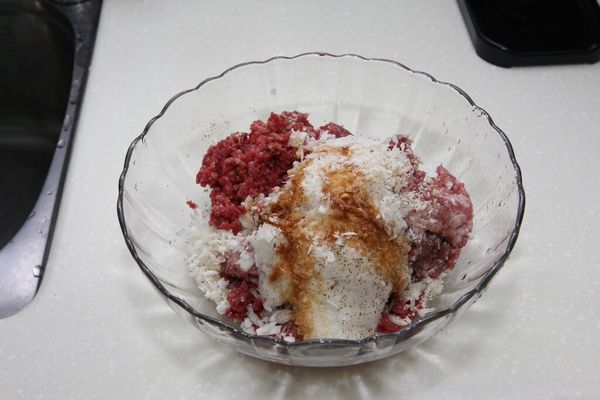 蒜頭,豬絞肉,洋蔥,日式山藥,牛絞肉,醬油,牛奶,鹽,麵包粉全都攪拌在一起...