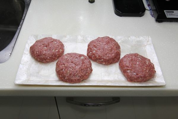 將肉握成圓形,大小依個人喜好...