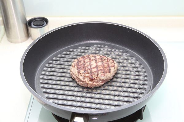 開始煎肉排了...記得不要一直翻面...