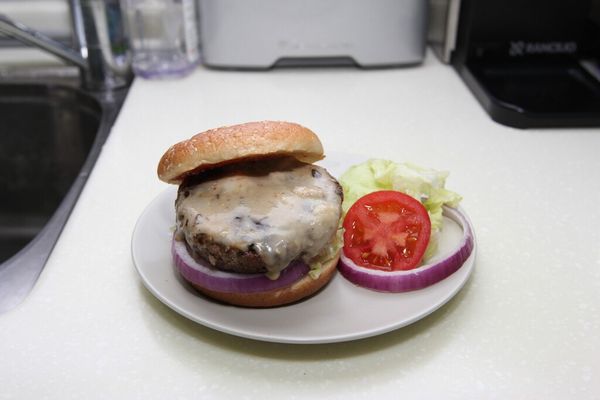 肉排起鍋前,放一些藍起司在肉排上,等它溶化後就可以開始擺盤了...