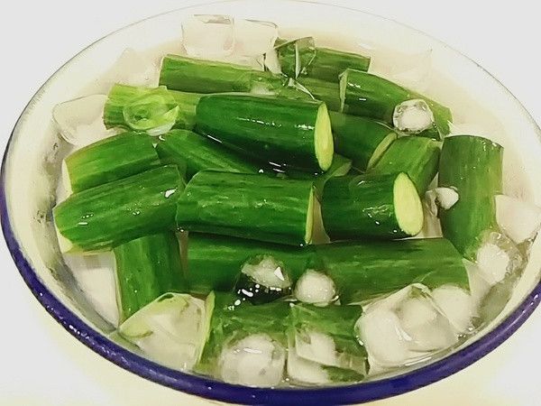 小黃瓜洗淨去頭尾切段泡冰水冰鎮
可讓小黃瓜的口感更加鮮脆