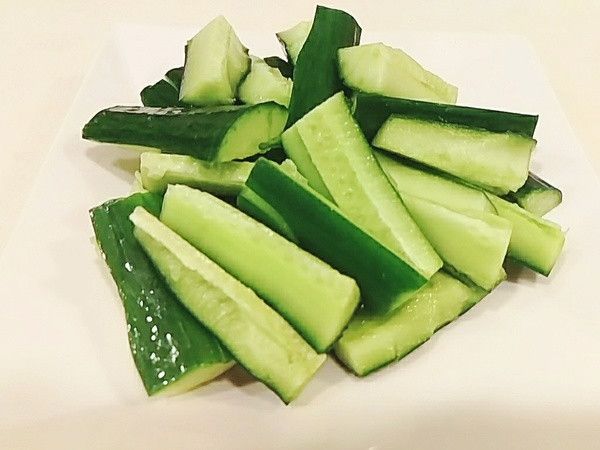 小黃瓜切好盛盤