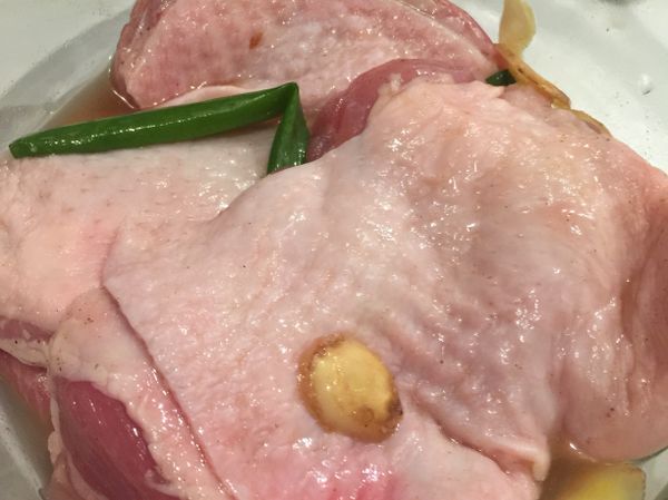 雞腿加上鹽巴、白胡椒、魚露、米酒醃一小時後，加入薑片、蔥水煮至熟透。水不需放太多，蓋過雞腿肉即可。