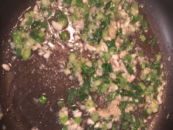 蔥油作法
油下鍋至非常熱，丟一小個碎蒜，有泡泡就可以把蔥油的材料都下鍋。
快炒個十秒就離火不然蔥會黑掉（以前炒太久整個黑黑的）加入先前留下的雞湯，簡單的蔥油就完成了。

鹽巴的部份看個人，我喜歡鹹一點畢竟是醬料，淋在肉或飯都超級好吃！