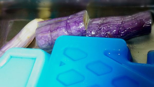 再準備冰塊與冷開水，這裡我是用冰磚，可以重複使用，等待茄子熟軟(約2分鐘)馬上撈出浸泡冰水。。。冰鎮降溫。。