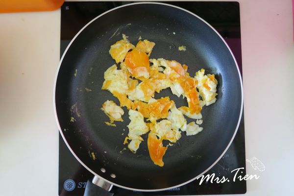 先放入雞蛋簡單拌炒