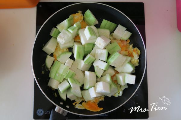 再加入切好的絲瓜