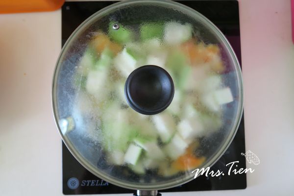 加入一湯匙的水，蓋上鍋蓋等個三分鐘~