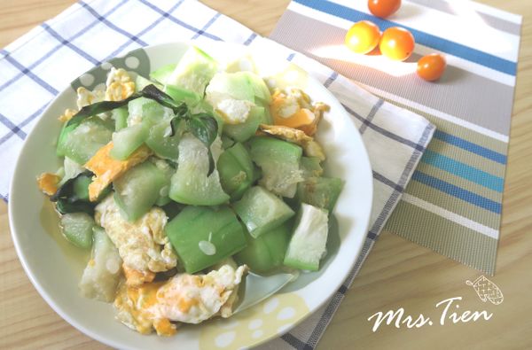 掀開鍋蓋加入鹽巴與九層塔拌炒就可以上菜囉!!