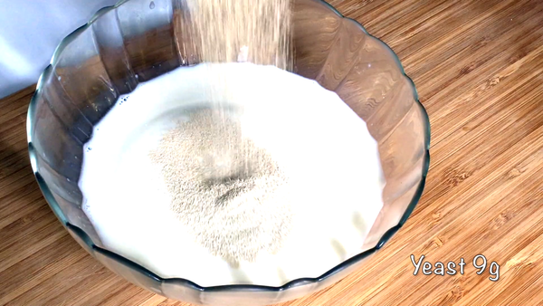 洒入酵母，攪勻