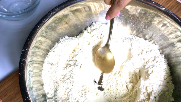 中央挖一個凹位