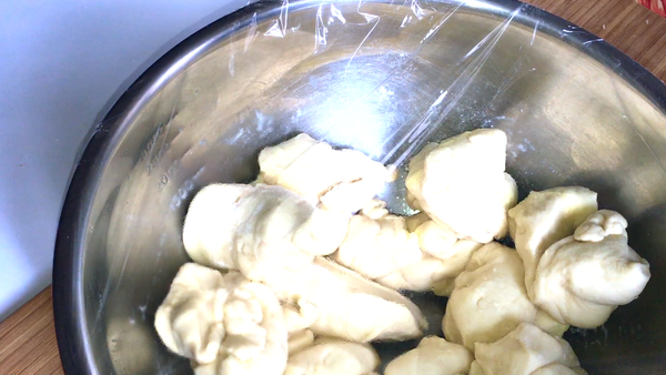 待5分鐘再將麵糰切割成12等分