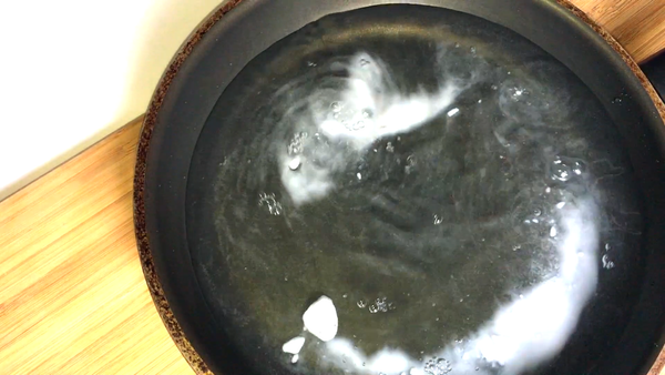 將梳打粉灑入水中煮沸