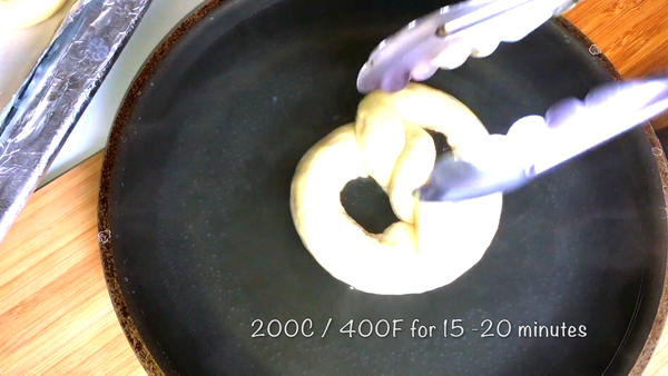 放入雪過捲包待10秒鐘
取出放回焗盤中