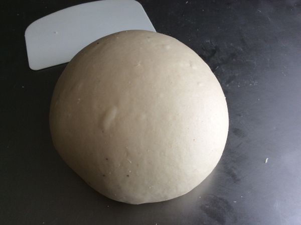 全部食材除奶油外先揉成團。成團後加入奶油，揉至出筋，可拉出薄膜。發酵至兩倍大。