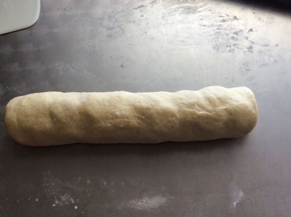 然後捲成長條，稍微搓滾一下，並把麵片接縫處揑緊。然後切成8個。