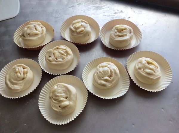 切口處朝下放入紙托中，最後發酵約30分鐘。