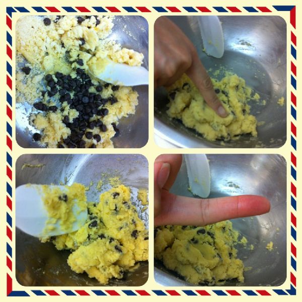 最後加入巧克力豆混合均勻成糰。