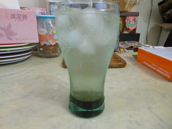 倒入汽水,稍加攪拌後即完成