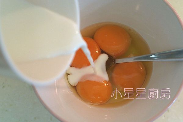 把牛奶和3個蛋黃及1個全蛋放在一起，打散備用。