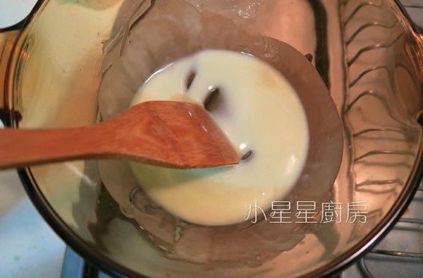 接著製作燙麵糊。植物油倒入乾淨鍋子裡，用小火慢慢加熱，看到鍋裡的油開始產生油紋後，馬上關火，立刻倒入事先已經過篩好的粉類，迅速攪拌成滑順無粉粒狀的狀態，就完成燙麵糊。