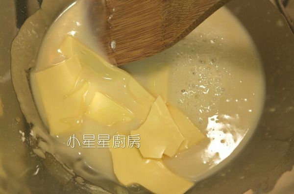 趁熱把起士片丟進去攪拌至溶化，起士片可以先撕成小塊狀再丟進去，這樣溶得比較快。