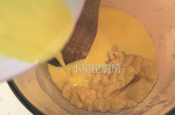 燙麵糊稍微降溫後，把剛才打散的蛋液倒入。