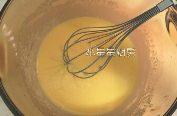 攪拌均勻，就完成蛋黃麵糊了，完成後放在一旁備用。我攪到一半時，覺得起士糊不是很好攪開，所以改用打蛋器，這樣比較好操作。