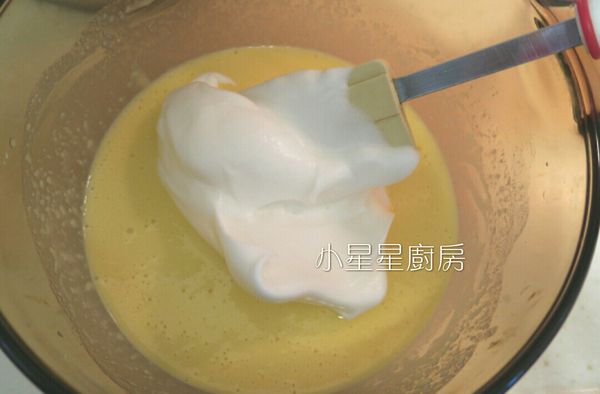 挖出1/3份量的蛋白霜到蛋黃麵糊裡，輕柔快速拌勻，速度要快，避免過度攪拌而消泡。