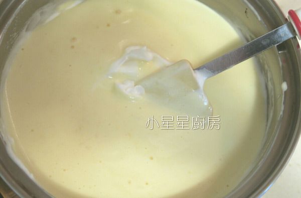 拌勻後，再挖取一份蛋白霜進來拌勻，然後把這些麵糊全部倒回去剩下1/3蛋白霜的那個鍋子，輕柔快速攪拌均勻，這樣就完成蛋糕麵糊了。