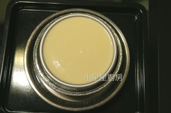 把蛋糕麵糊倒入模子，小心震出大氣泡並戳破。如果沒有深烤盤的話，可以找個有深度的耐熱容器注入滾燙熱水，至少要淹過模子2公分高，再放在烤盤上進去烤 （如照片圖示）。預熱完後就可入烤箱，以170度烤10分鐘，再調成150度烤45分鐘，烤好後以竹籤插入插入蛋糕，竹籤上沒有沾黏東西就完成了。