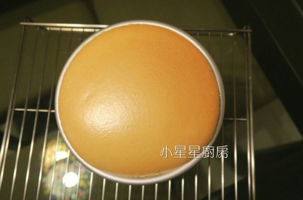 烤好後先不取出，在烤箱裡悶五分鐘後再拿出來，直接放在架子上冷卻就可以了，完全冷卻後，有成功的蛋糕會內縮一點點，這時就很容易脫模。冰過更好吃！